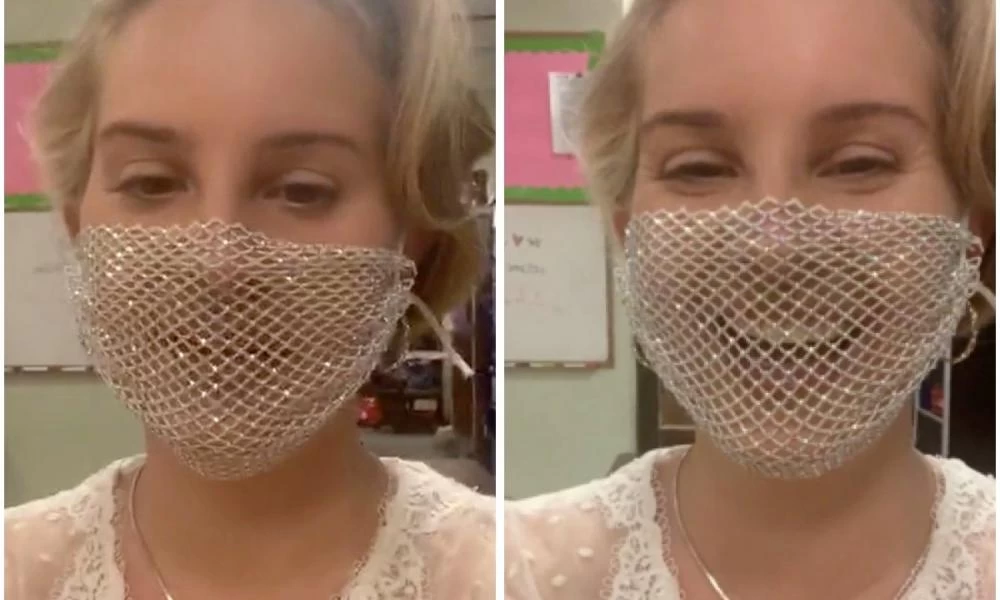 Κορονοϊός: Με διχτυωτή μάσκα εμφανίστηκε σε εκδήλωση η Λάνα Ντελ Ρέι